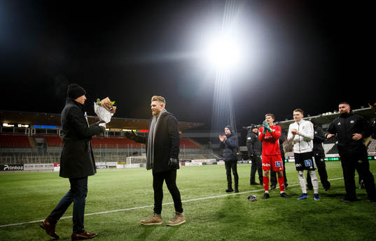 Örebros Michael Almebäck blir avtackad