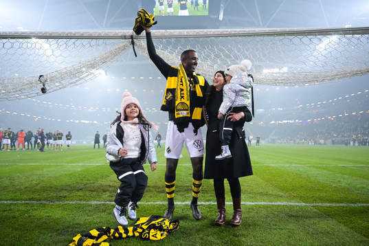 s Henok Goitom med familj jublar efter fotbollsmatchen i Allsvenskan mellan AIK och Sirius den 4 december 2021 i Stockholm. 