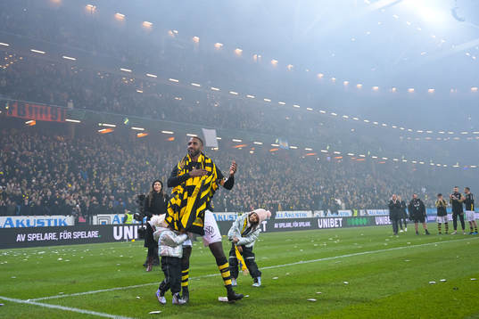 s Henok Goitom med familj jublar