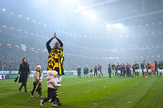 s Henok Goitom med familj jublar