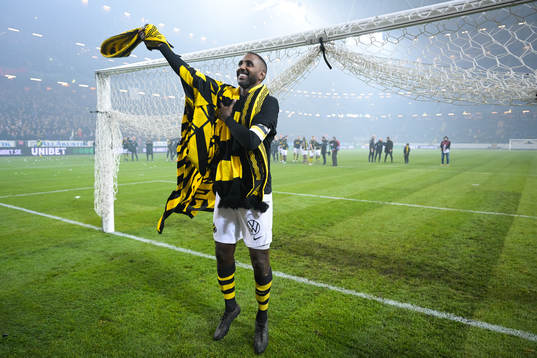 s Henok Goitom jublar