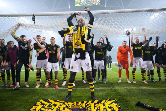 s Henok Goitom jublar