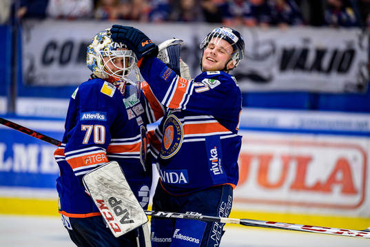 Växjös målvakt Adam Åhman och Olle Lycksell jublar