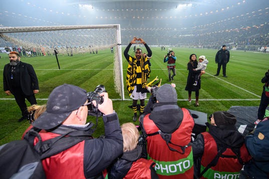 s Henok Goitom jublar