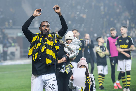 s Henok Goitom jublar tillsammans med sin familj efter fotbollsmatchen i Allsvenskan mellan AIK och Sirius den 4 december 2021 i Stockholm. 