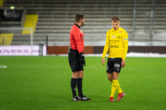 Domare Joakim Östling och Mjällbys Elias Andersson
