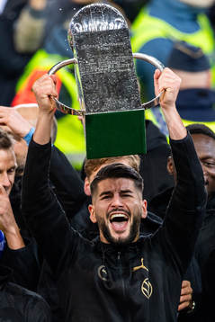 Malmö FFs Antonio Colak jublar med Lennart Johanssons pokal