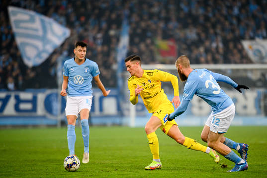 Halmstads Marcus Antonsson i en kamp mot Malmö FFs Anel Ahmedhodzic och Jo Inge Berget 