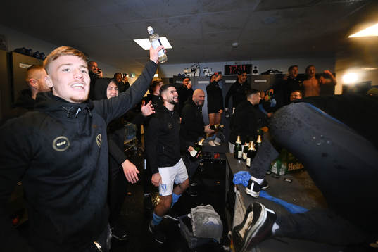 Malmö FFs spelare jublar i omklädningsrummet