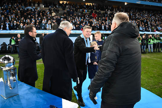 Malmö FFs tränare Jon Dahl Tomasson jublar