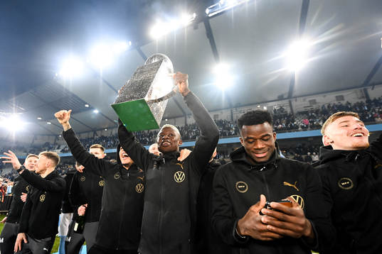 Malmö FFs Bonke Innocent jublar med pokalen
