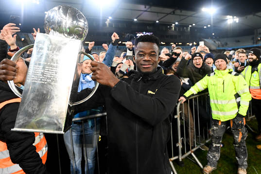 Malmö FFs Malik Abubakari jublar med pokalen
