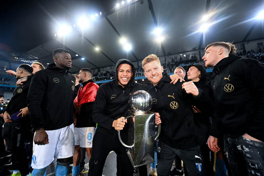 Malmö FFs Romain Gall och Anders Christiansen jublar med pokalen