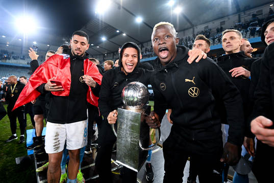 Malmö FFs Sergio Pena , Romain Gall och Bonke Innocent jublar med pokalen