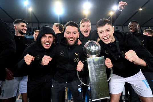Malmö FFs Sebastian Nanasi , Erdal Rakip , Markus Björkqvist och Anel Ahmedhodzic jublar med pokalen