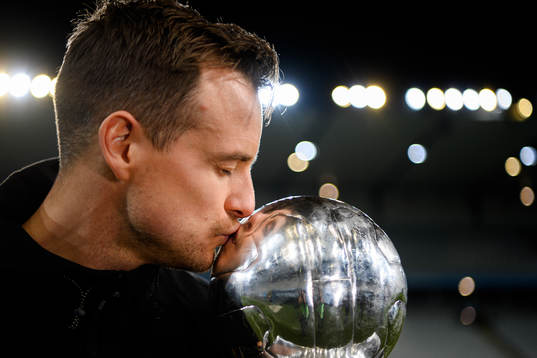 Malmö FFs Eric Larsson poserar för porträtt med Lennart Johanssons pokal