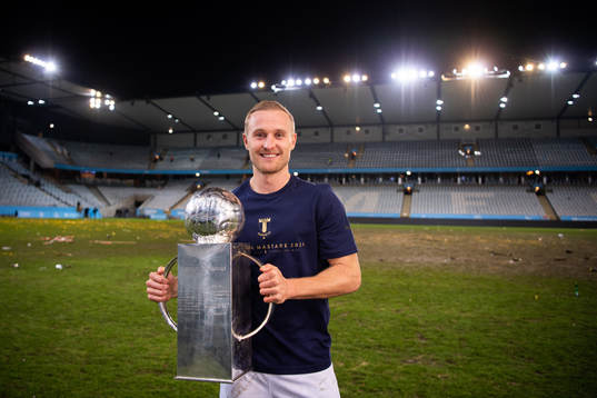 Malmö FFs Franz Brorsson poserar för ett porträtt med Lennart Johanssons pokal