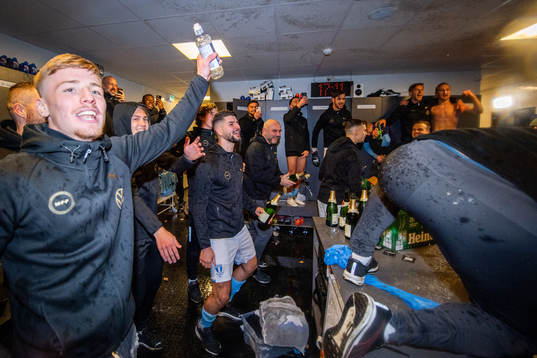 Malmö FFs Markus Björkqvist och Antonio Colak jublar i omklädningsrummet