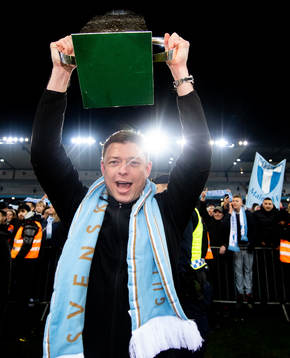 Malmö FFs tränare Jon Dahl Tomasson jublar med Lennart Johanssons pokal