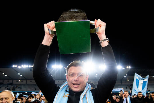 Malmö FFs tränare Jon Dahl Tomasson jublar med Lennart Johanssons pokal