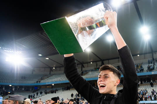 Malmö FFs Anel Ahmedhodzic jublar med Lennart Johanssons pokal