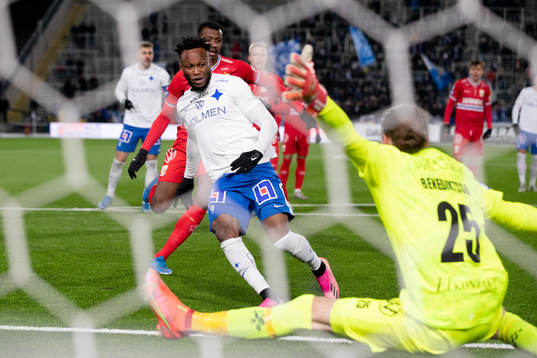 IFK Norrköpings Samuel Adegbenro skjuter bollen i mål