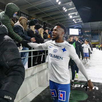 IFK Norrköpings Samuel Adegbenro tackar publiken