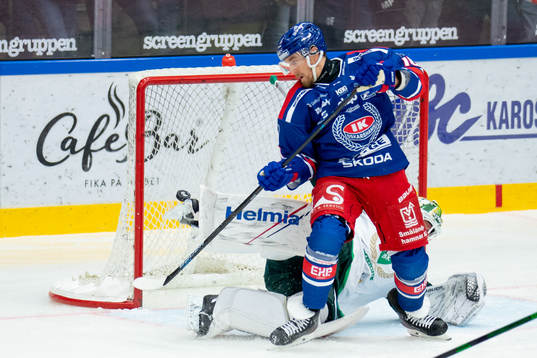 Oskarshamns Dale Weise oroar framför Färjestads målvakt