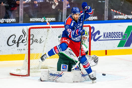 Oskarshamns Dale Weise och Färjestads målvakt Dominik