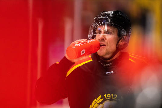 Brynäs Chay Genoway dricker vatten