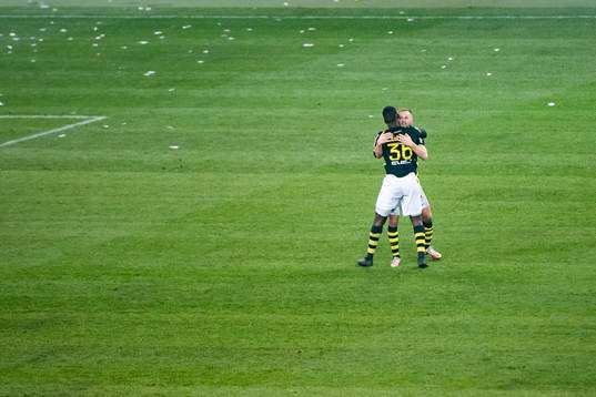 s Henok Goitom och Sebastian Larsson jublar