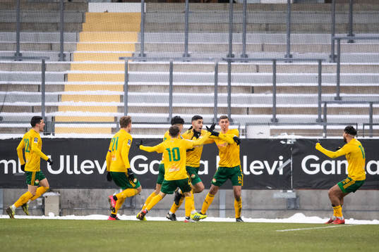 Dalkurds Umit Aras jublar med lagkamrater efter 0-1