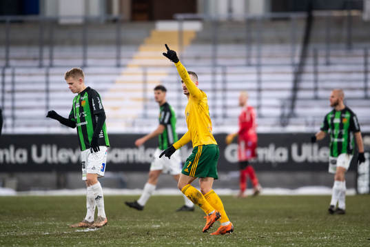 Dalkurds Arian Kabashi jublar efter Umit Aras (ej i bild) gjort 0-1