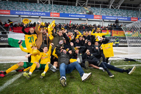 Dalkurds spelare och ledare jublar