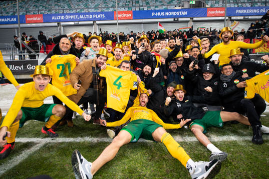 Dalkurds spelare och ledare jublar