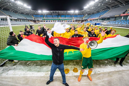 Dalkurds tränare Yasin Aras och Arian Kabashi  jublar