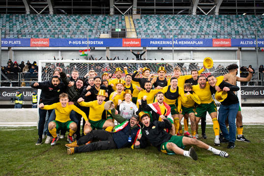 Dalkurds spelare och ledare jublar