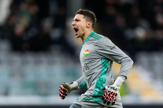 Dalkurds målvakt Jonathan Viscosi jublar efter att Umit Aras (ej i bild) gjort 0-1