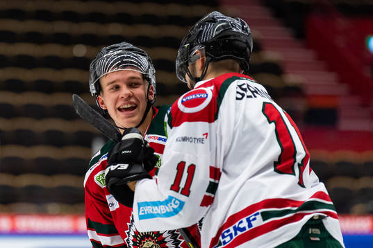 Isak Dahlqvist när det allsvenska fotbollslaget IFK Göteborg spelar ishockey den 6 december 2021 i Göteborg. 