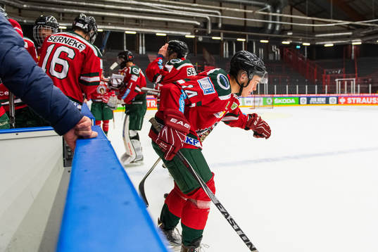 Isak Dahlqvist när det allsvenska fotbollslaget IFK Göteborg spelar ishockey den 6 december 2021 i Göteborg. 