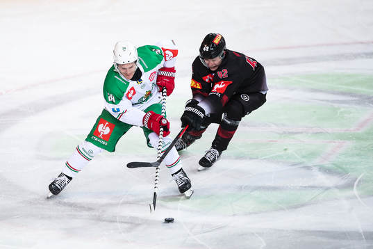 Tyler Kelleher of Rögle and David Vitouch of Sparta Prag