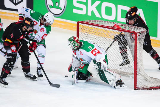 Eric Gelinas and goalkeeper Calle Clang of Rögle