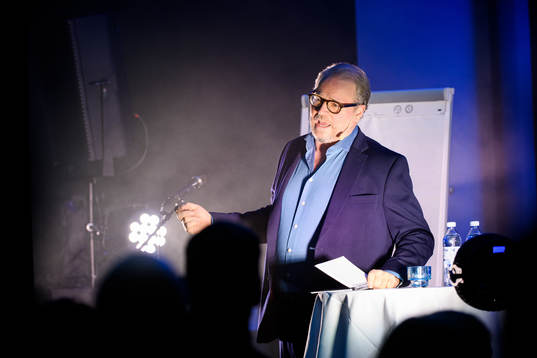 Fredrik Lindström uppträder
