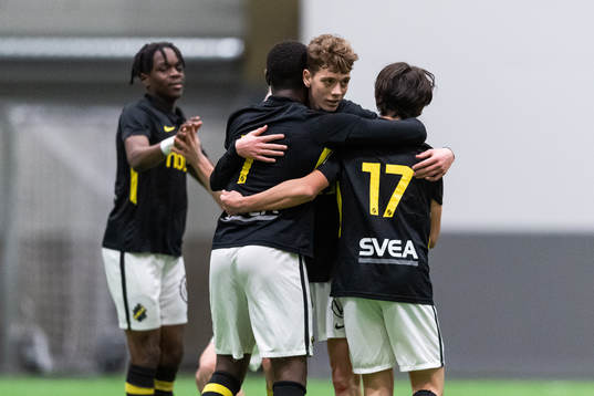 s Manaf Rawufu, Braxton Sserebe, Gabriel Söder och Neo Lindén jublar efter att Sserebe gjort 0-1 under fotbollsmatchen i Skandinaviska Mästerskapen för P16 mellan Sogndal och AIK den 8 december 2021 i Borås. 