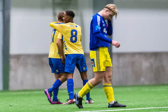 Bröndbys Lukas Larsen jublar med Noah Nartey efter att han gjort 4-0
