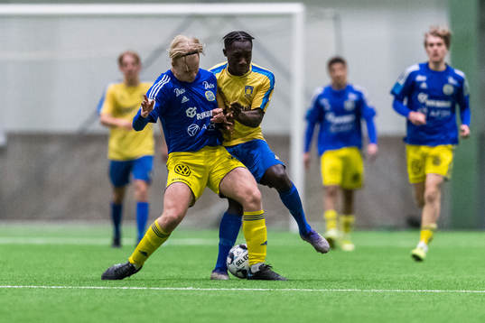 Sundsvalls Filip Svedin och Bröndbys Jonathan Agyekum