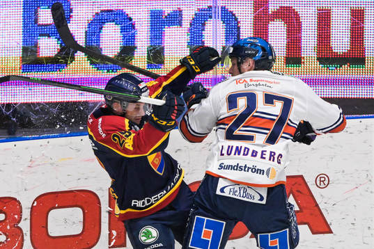 Djurgårdens Sebastian Strandberg tacklas av Växjös