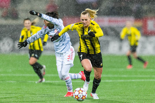 Stina Blackstenius of Häcken and Saki Kumagai of Bayern