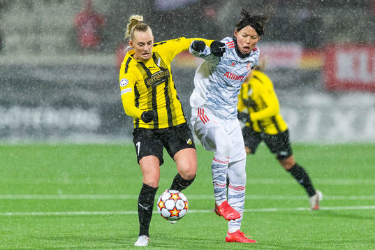 Stina Blackstenius of Häcken and Saki Kumagai of Bayern