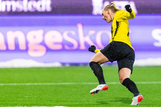 Stina Blackstenius of Häcken celebrates after scoring 1-0